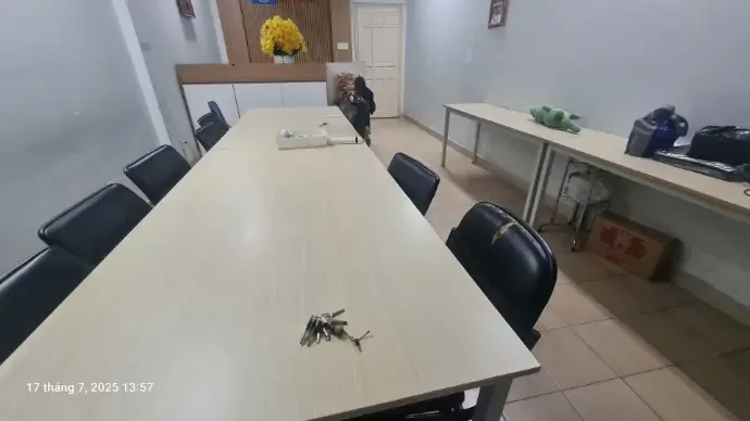 Bàn họp dài với ghế đen và các bàn làm việc
