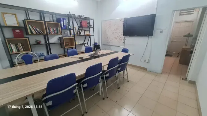 Phòng họp có bàn dài, ghế ngồi và kệ sách tại 18 Đào Duy Anh